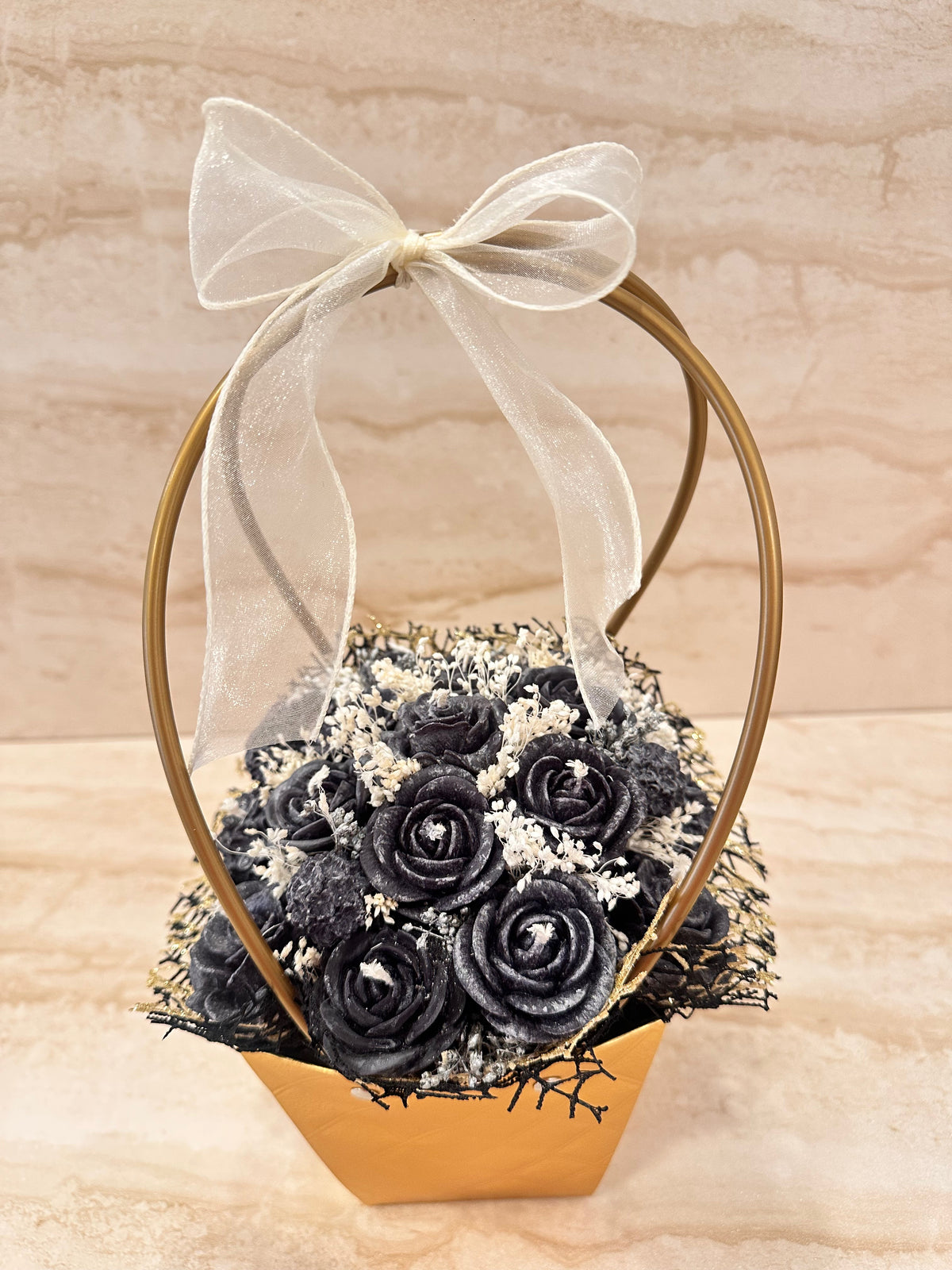 Flower Box Pure Vibe w złotej torebce z czarnymi kwiatami z wosku i złotym uchwytem – widok z przodu