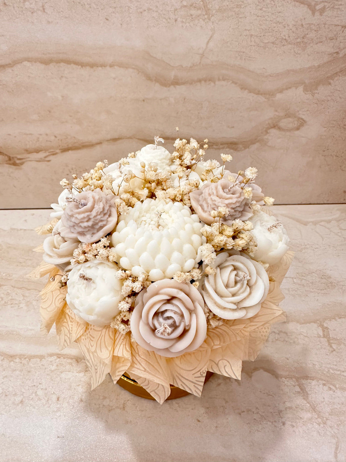 Flower Box Pure Vibe w złotym pudełku z dekoracyjnymi kwiatami z wosku – widok z góry