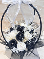 Zbliżenie czarnych i białych kwiatów z wosku w kompozycji Rose Velvet