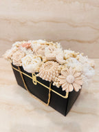 Kremowe i białe kwiaty z wosku w czarnej torebce Flower Box – widok ukośny