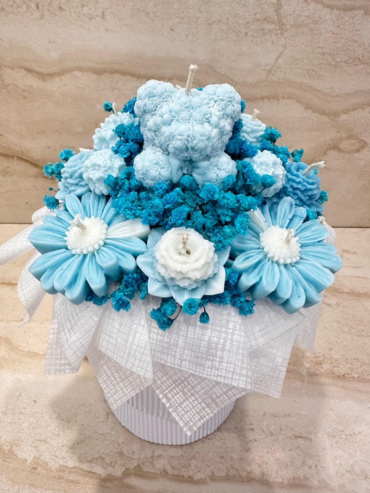 Flower Box na becikowe z niebieskimi i białymi kwiatami z wosku oraz misiem – widok z przodu