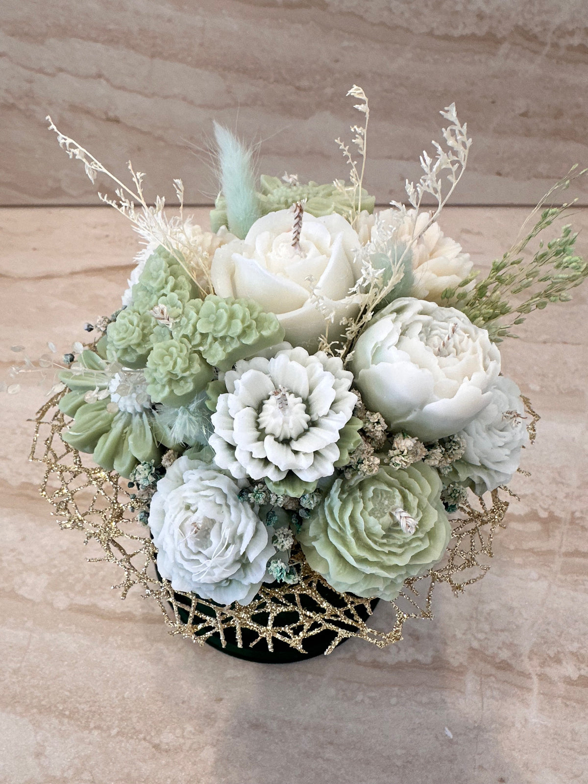 Flower Box Pure Vibe z białymi, miętowymi i zielonymi kwiatami z wosku w welurowym pudełku – widok z góry