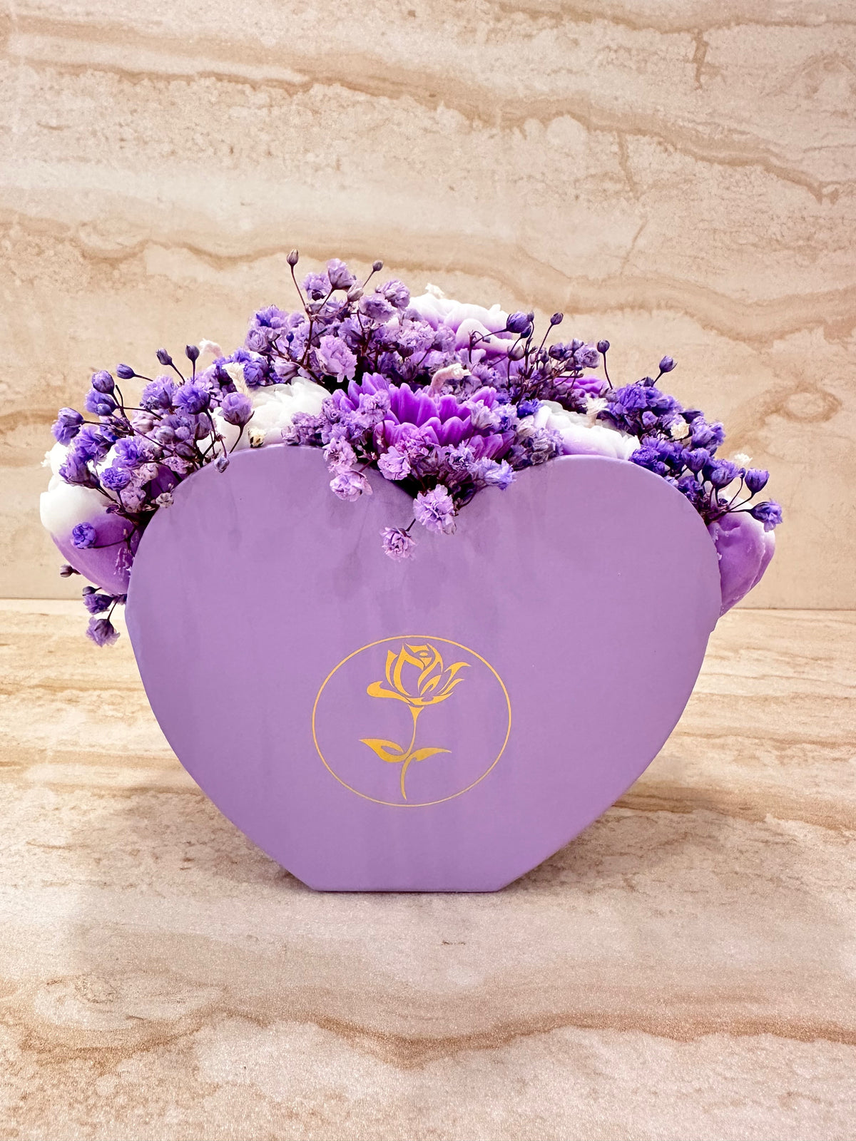 Fioletowy Flower Box serduszko na zamówienie w fioletowym pudełku – widok z przodu