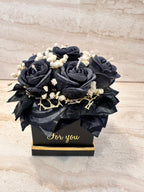 Czarny Flower Box Pure Vibe z czarnymi różami z wosku, białymi dodatkami i złotą dekoracją – widok z przodu