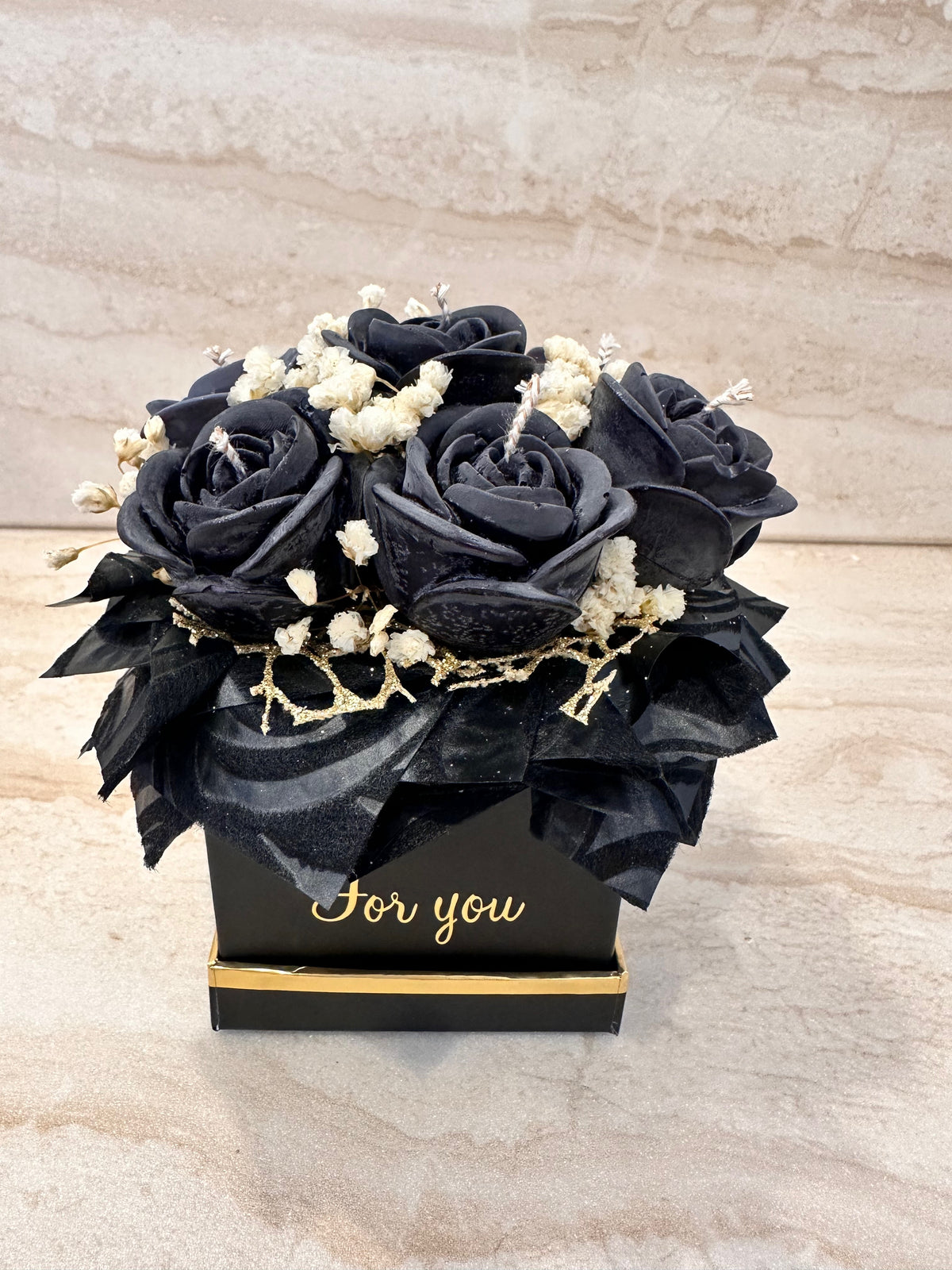 Czarny Flower Box Pure Vibe z czarnymi różami z wosku, białymi dodatkami i złotą dekoracją – widok z przodu