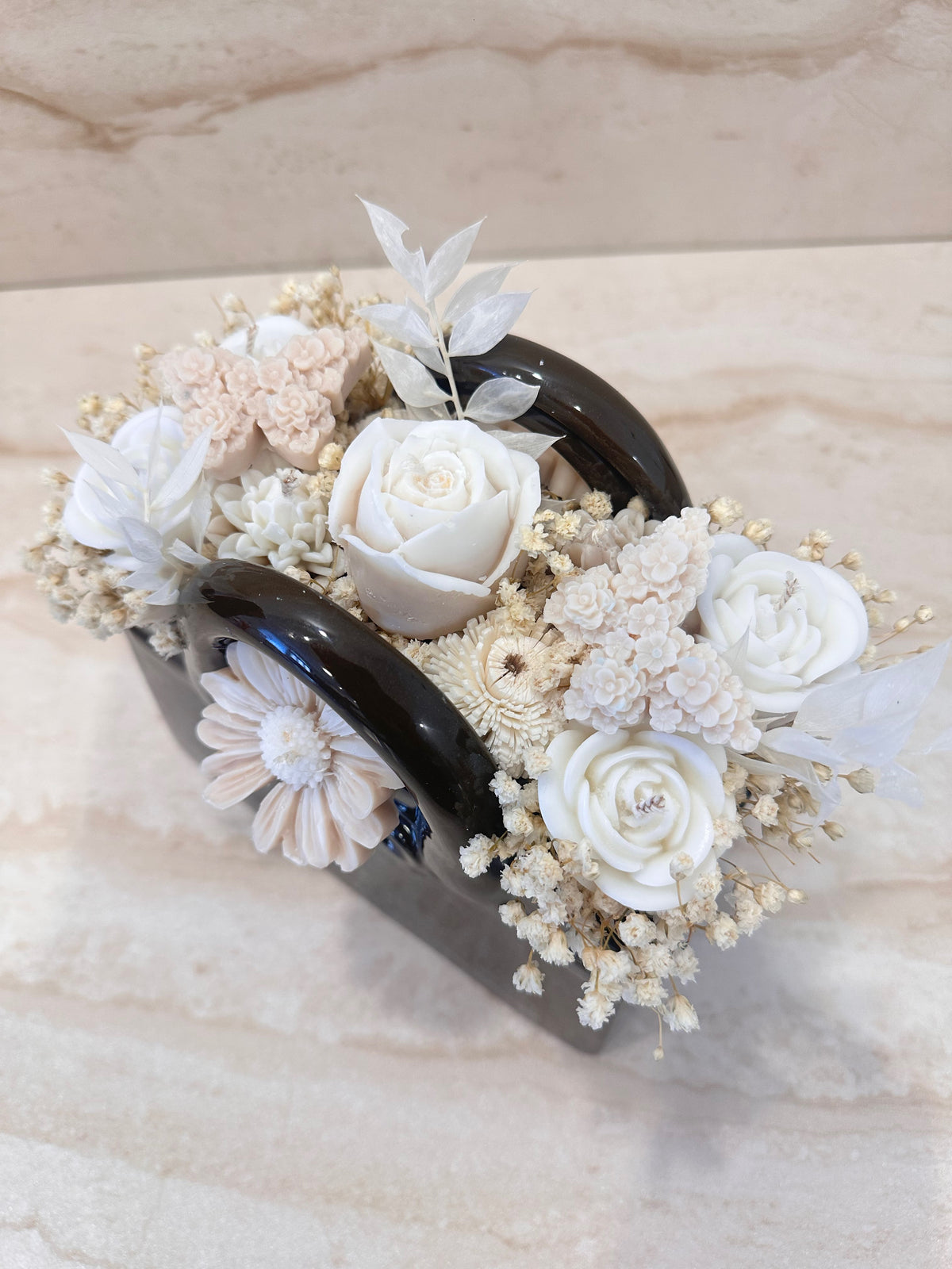 Czarny Flower Box w ceramicznej torebce z białymi kwiatami z wosku – widok z góry
