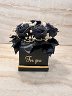 Czarny Flower Box z kwiatów z wosku w czarnym pudełku prezentowym ze złotym napisem For you – widok z przodu