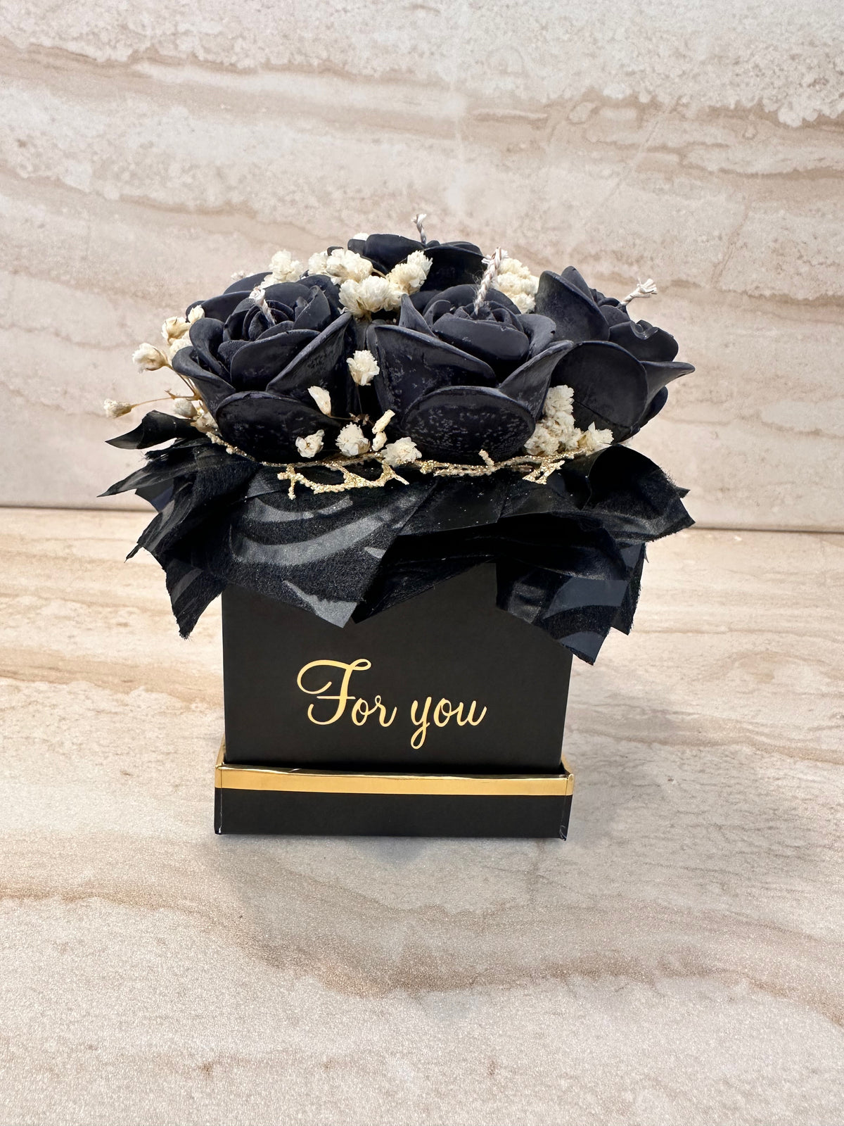 Czarny Flower Box z kwiatów z wosku w czarnym pudełku prezentowym ze złotym napisem For you – widok z przodu