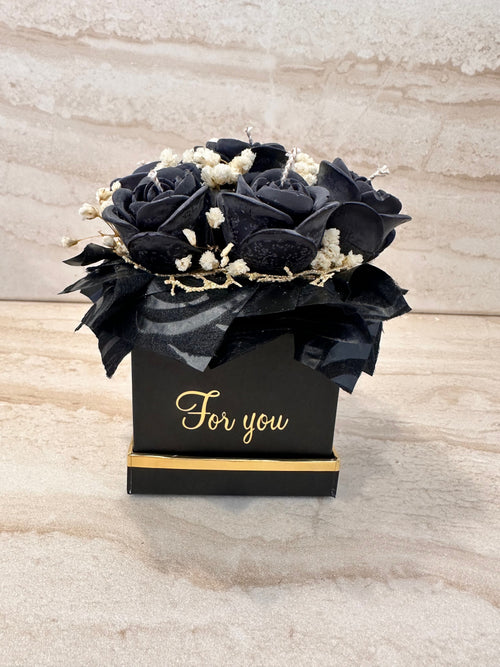 Czarny Flower Box z kwiatów z wosku w czarnym pudełku prezentowym ze złotym napisem For you – widok z przodu