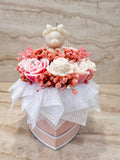 Różowy Flower Box Rose Velvet w pudełku w kształcie serca z kwiatami z wosku i świecą w formie misia – widok z przodu