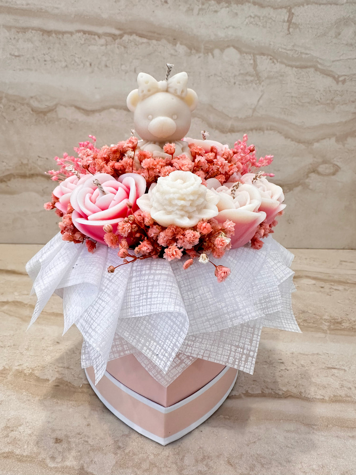 Różowy Flower Box Rose Velvet w pudełku w kształcie serca z kwiatami z wosku i świecą w formie misia – widok z przodu