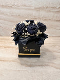 Czarny Flower Box Pure Vibe w czarnym pudełku prezentowym z napisem For you, czarnymi różami z wosku i białymi dodatkami