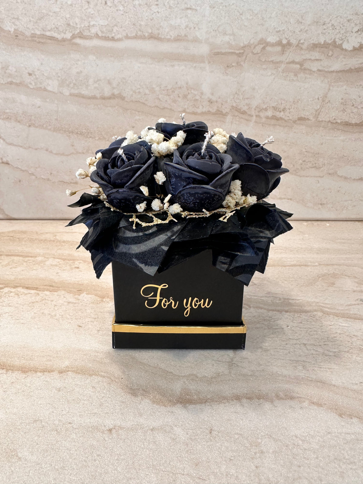 Czarny Flower Box Pure Vibe w czarnym pudełku prezentowym z napisem For you, czarnymi różami z wosku i białymi dodatkami