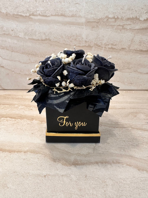 Czarny Flower Box Pure Vibe w czarnym pudełku prezentowym z napisem For you, czarnymi różami z wosku i białymi dodatkami