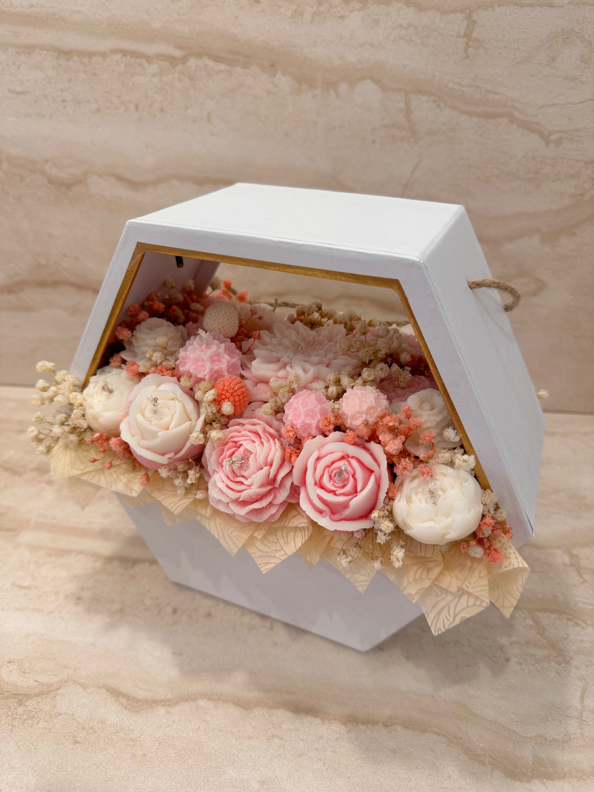 Flower Box Rose Velvet w białym pudełku z okienkiem – widok pod kątem