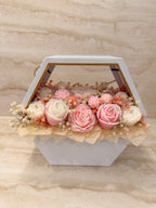 Flower Box Rose Velvet w białym trapezowym pudełku z okienkiem – widok z przodu