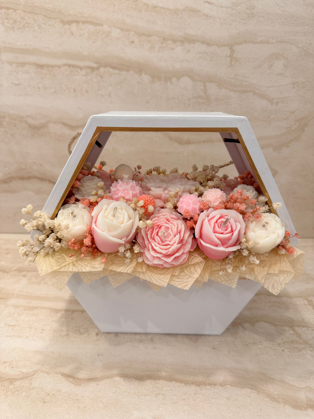 Flower Box Rose Velvet w białym trapezowym pudełku z okienkiem – widok z przodu