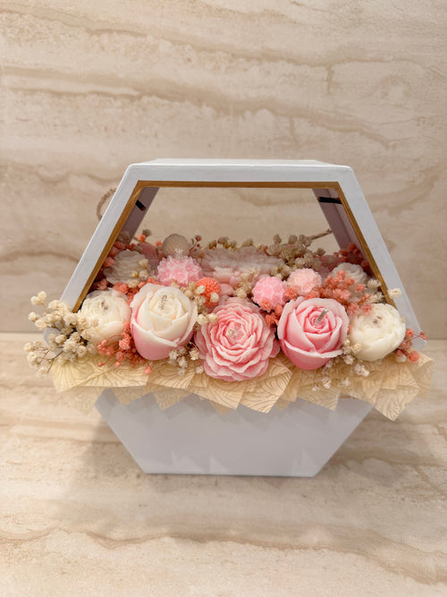 Flower Box Rose Velvet w białym trapezowym pudełku z okienkiem – widok z przodu