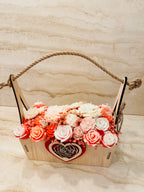 Flower Box z kwiatów z wosku w drewnianej skrzynce z sercem – widok ukośny