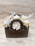 Czarny bezzapachowy Flower Box w ceramicznej torebce z białymi i pudroworóżowymi kwiatami z wosku – widok z przodu