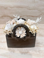 Czarny bezzapachowy Flower Box w ceramicznej torebce z białymi i pudroworóżowymi kwiatami z wosku – widok z przodu