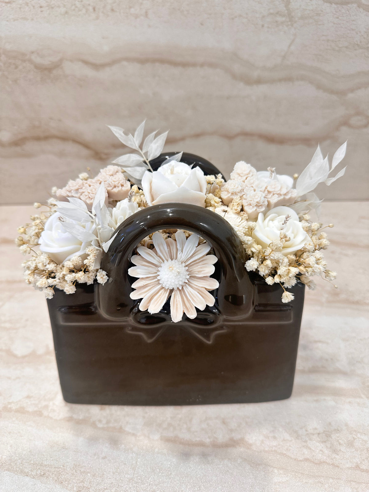 Czarny bezzapachowy Flower Box w ceramicznej torebce z białymi i pudroworóżowymi kwiatami z wosku – widok z przodu