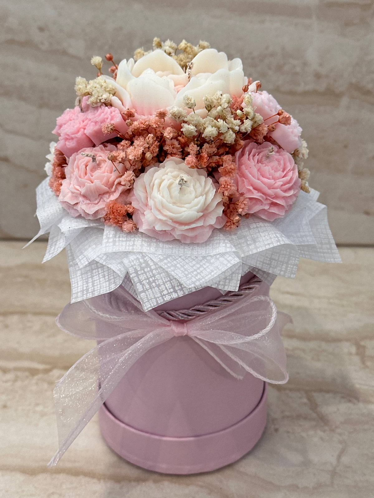 Flower Box Rose Velvet z różowymi i białymi kwiatami z wosku w różowym pudełku prezentowym – widok z przodu