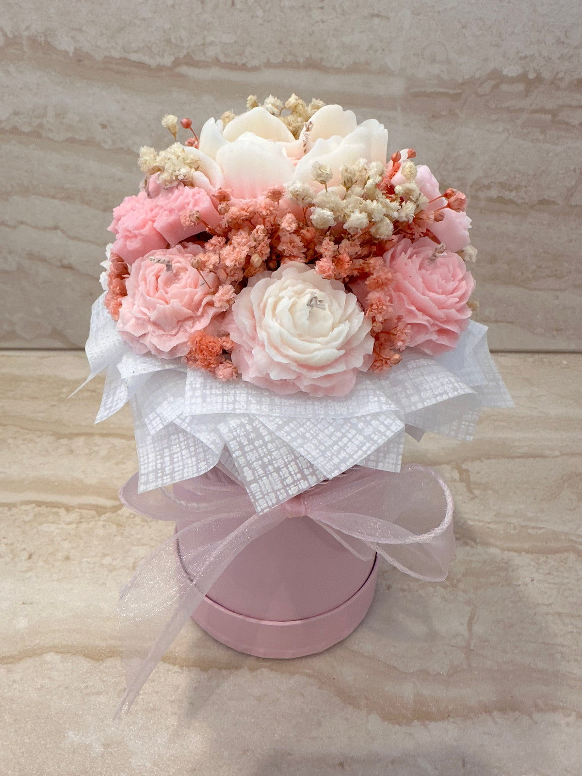 Różowy Flower Box Rose Velvet w okrągłym różowym pudełku z kwiatami z wosku w odcieniach pudrowego różu i bieli