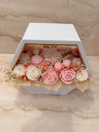 Flower Box z różowymi i białymi kwiatami z wosku w trapezowym pudełku – widok z góry