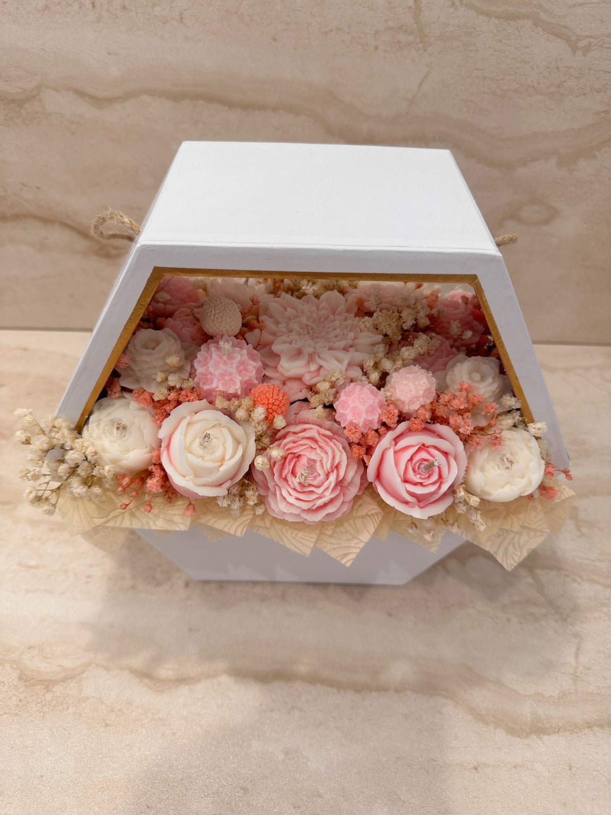 Flower Box z różowymi i białymi kwiatami z wosku w trapezowym pudełku – widok z góry