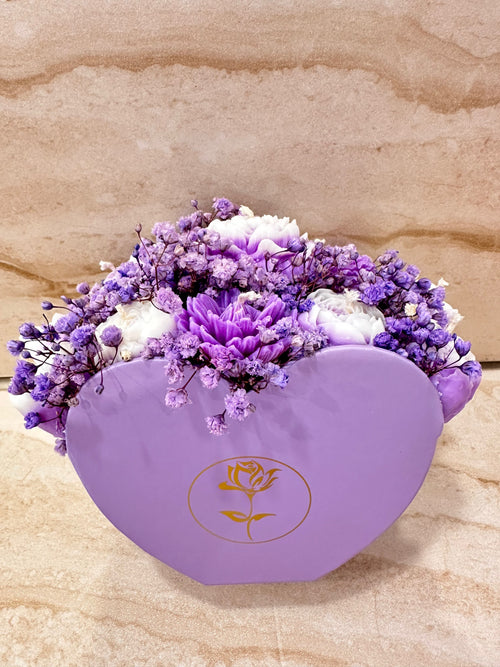 Fioletowy Flower Box serduszko na zamówienie z kwiatami z wosku – widok z przodu