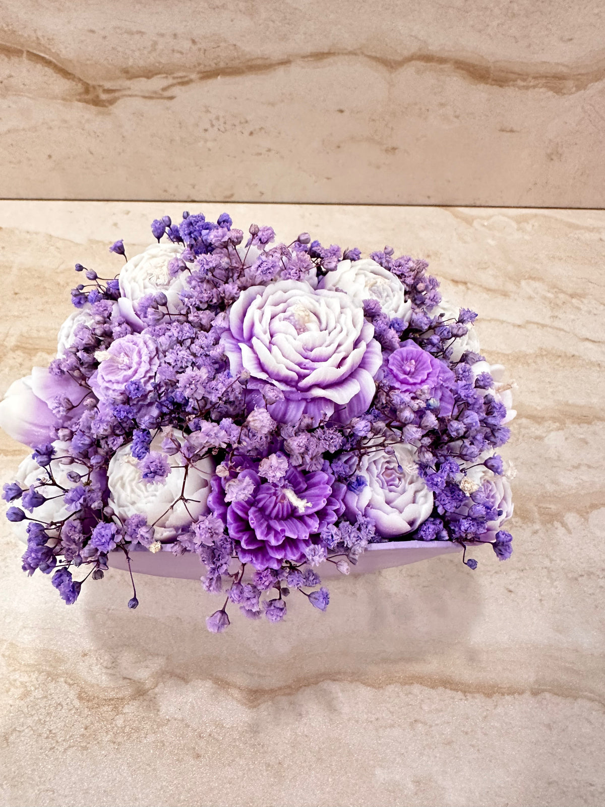 Fioletowy Flower Box serduszko z fioletowymi i białymi kwiatami z wosku – widok z góry