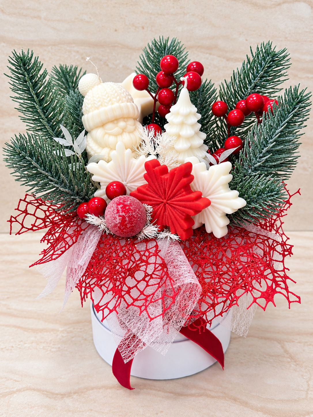 Świąteczny Flower Box M z Mikołajem z wosku w białym pudełku