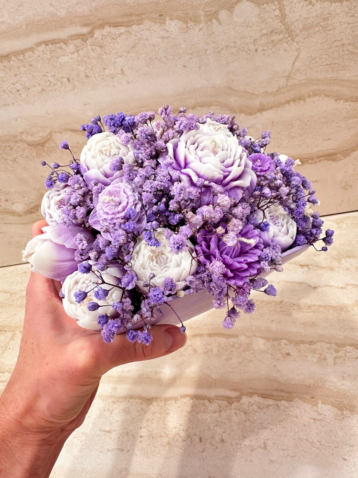 Fioletowy Flower Box serduszko z kwiatami z wosku w odcieniach fioletu i bieli – widok z góry