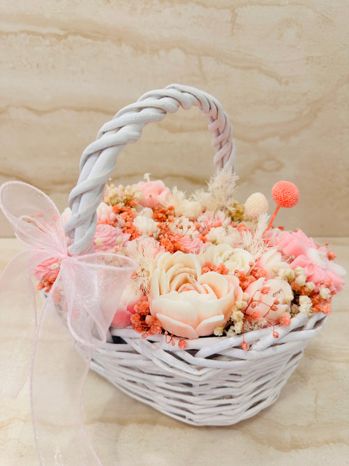 Flower Box Pure Vibe w białym koszyczku wiklinowym z różową kokardą i kwiatami z wosku – widok z przodu