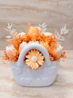 Flower Box Pure Vibe w białej ceramicznej torebce z kwiatami z wosku w odcieniach brzoskwini i bieli – widok z przodu