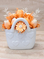 Ceramiczna torebka z serduszkami i Flower Boxem Pure Vibe z kwiatami z wosku – widok z przodu