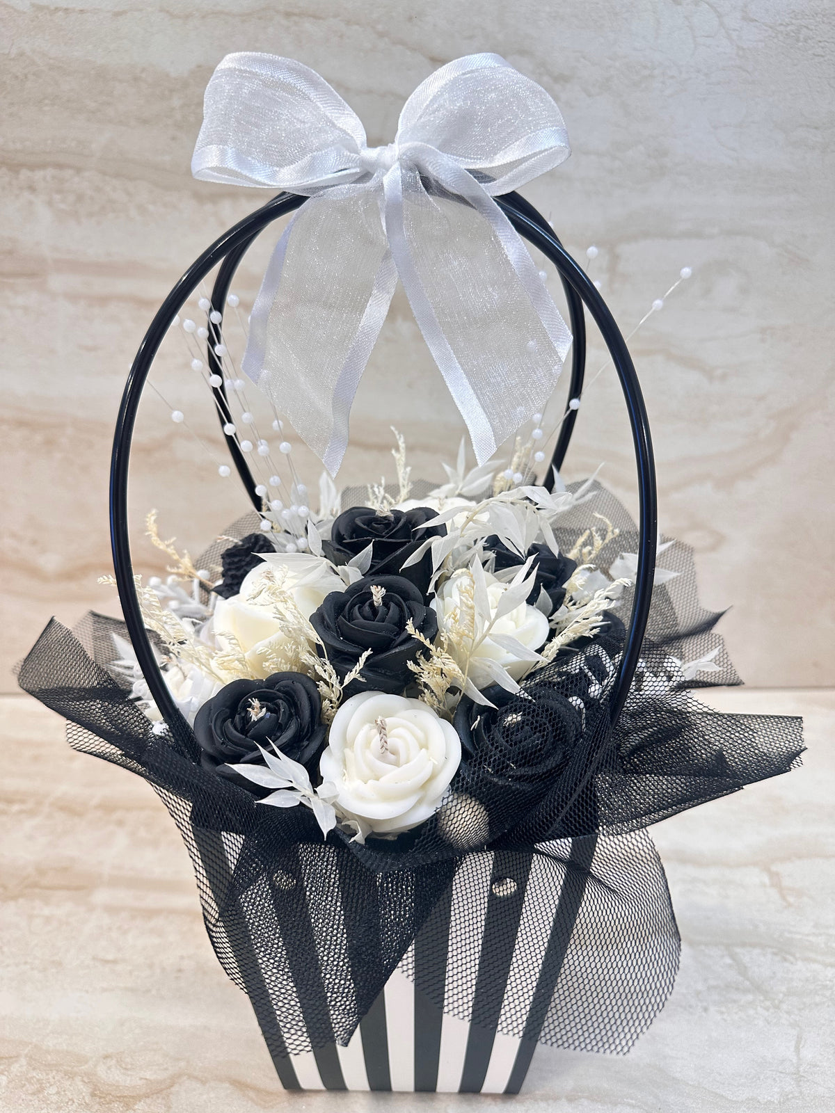Czarno-biały Flower Box Rose Velvet z kwiatów z wosku, czarną siateczką i białą kokardą