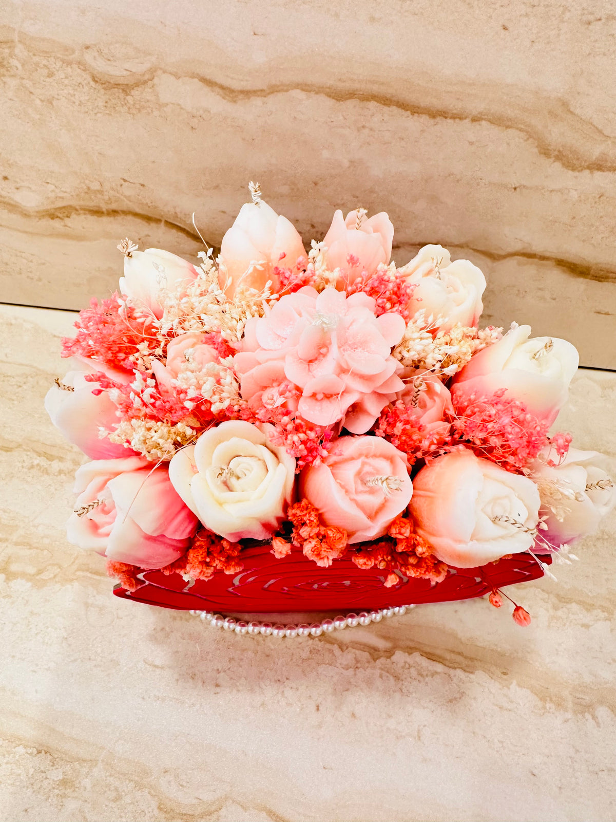 Flower Box Rose Velvet w czerwonym pudełku w kształcie róży z kwiatami z wosku – widok z przodu