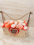 Flower Box w drewnianej skrzynce z uchwytem ze sznura i sercem z różą – widok z przodu