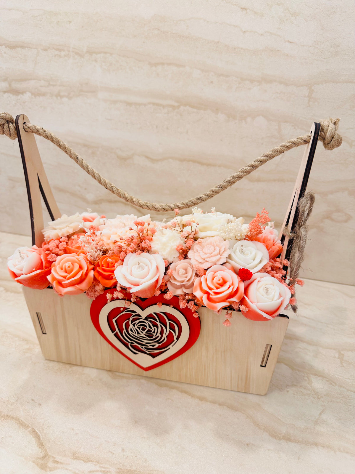 Flower Box w drewnianej skrzynce z uchwytem ze sznura i sercem z różą – widok z przodu