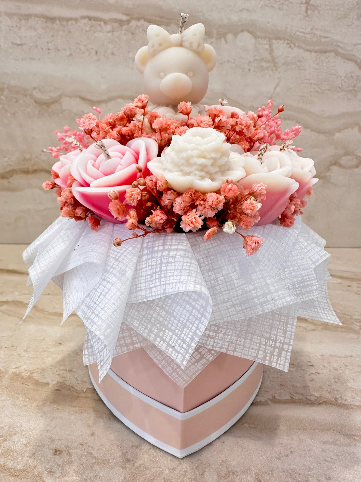 Różowy Flower Box z kwiatów z wosku i świecą w formie misia w pudełku w kształcie serca – widok z przodu