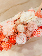 Kwiaty z wosku w odcieniach koralu, pudrowego różu i bieli w drewnianym Flower Boxie z sercem – detal