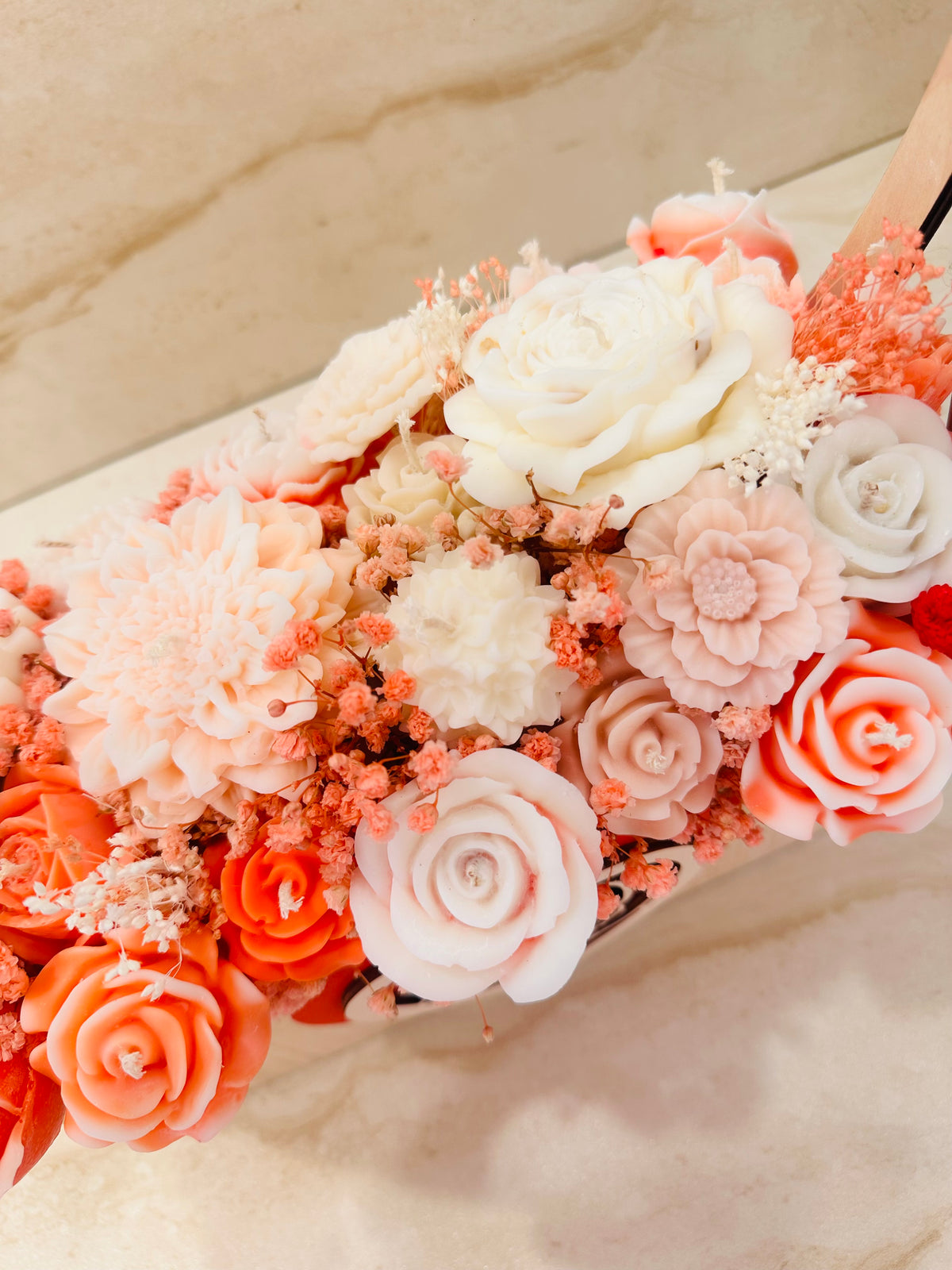 Kwiaty z wosku w odcieniach koralu, pudrowego różu i bieli w drewnianym Flower Boxie z sercem – detal