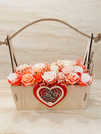 Drewniany Flower Box z sercem i kwiatami z wosku w odcieniach różu i bieli – widok frontalny