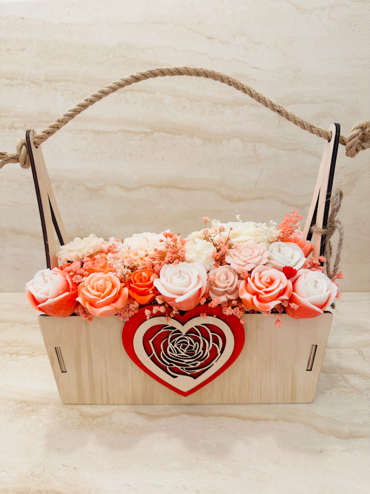 Drewniany Flower Box z sercem i kwiatami z wosku w odcieniach różu i bieli – widok frontalny