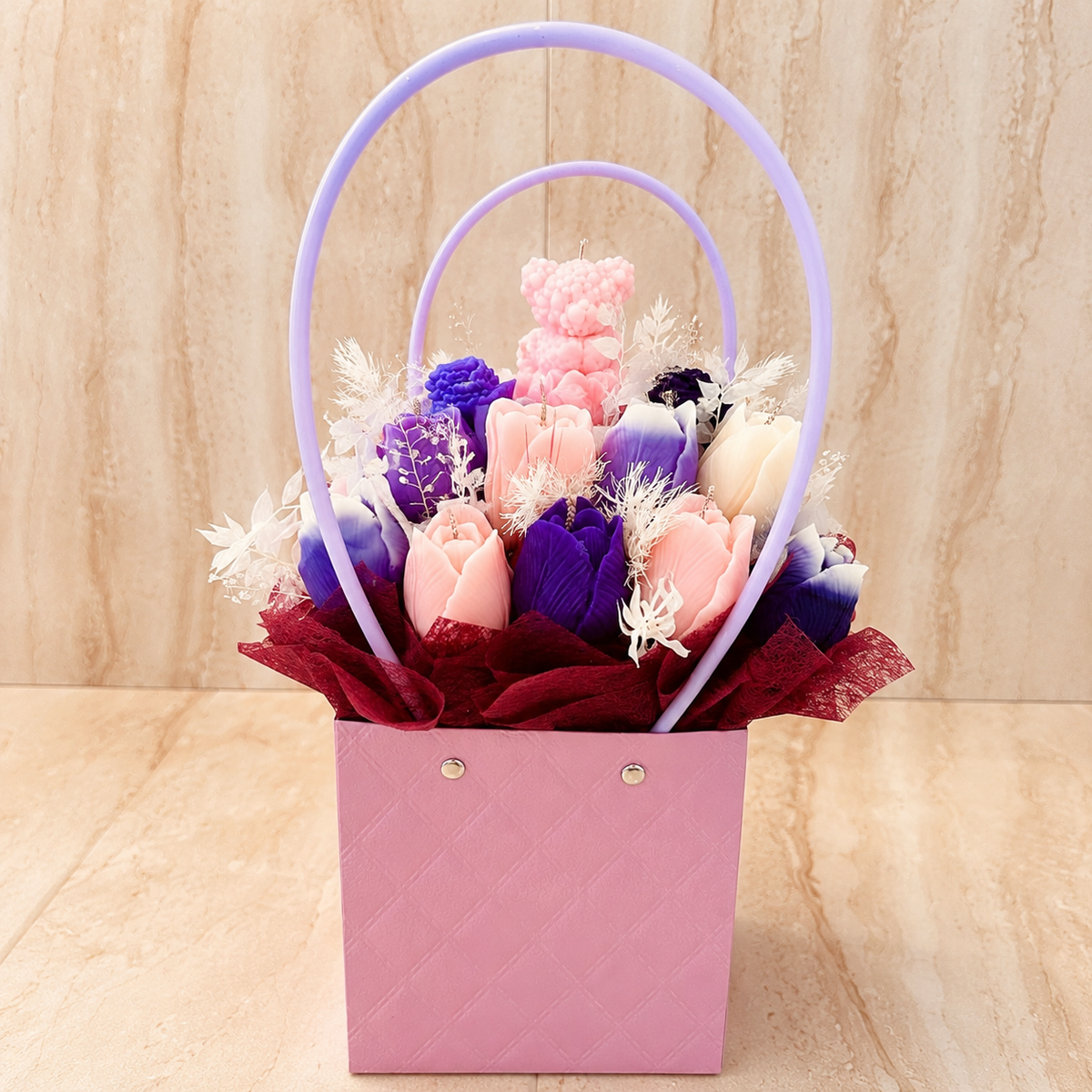 Flower Box XL z kwiatów z wosku w różowej torebce prezentowej – widok z przodu