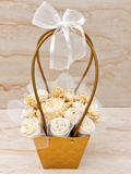 Standardowy Flower Box z kwiatów z wosku w złotej torebce z białą kokardą