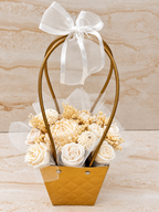 Standardowy Flower Box z kwiatów z wosku w złotej torebce z białą kokardą