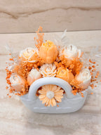 Flower Box Pure Vibe w ceramicznej torebce z brzoskwiniowymi i białymi kwiatami z wosku – widok z przodu